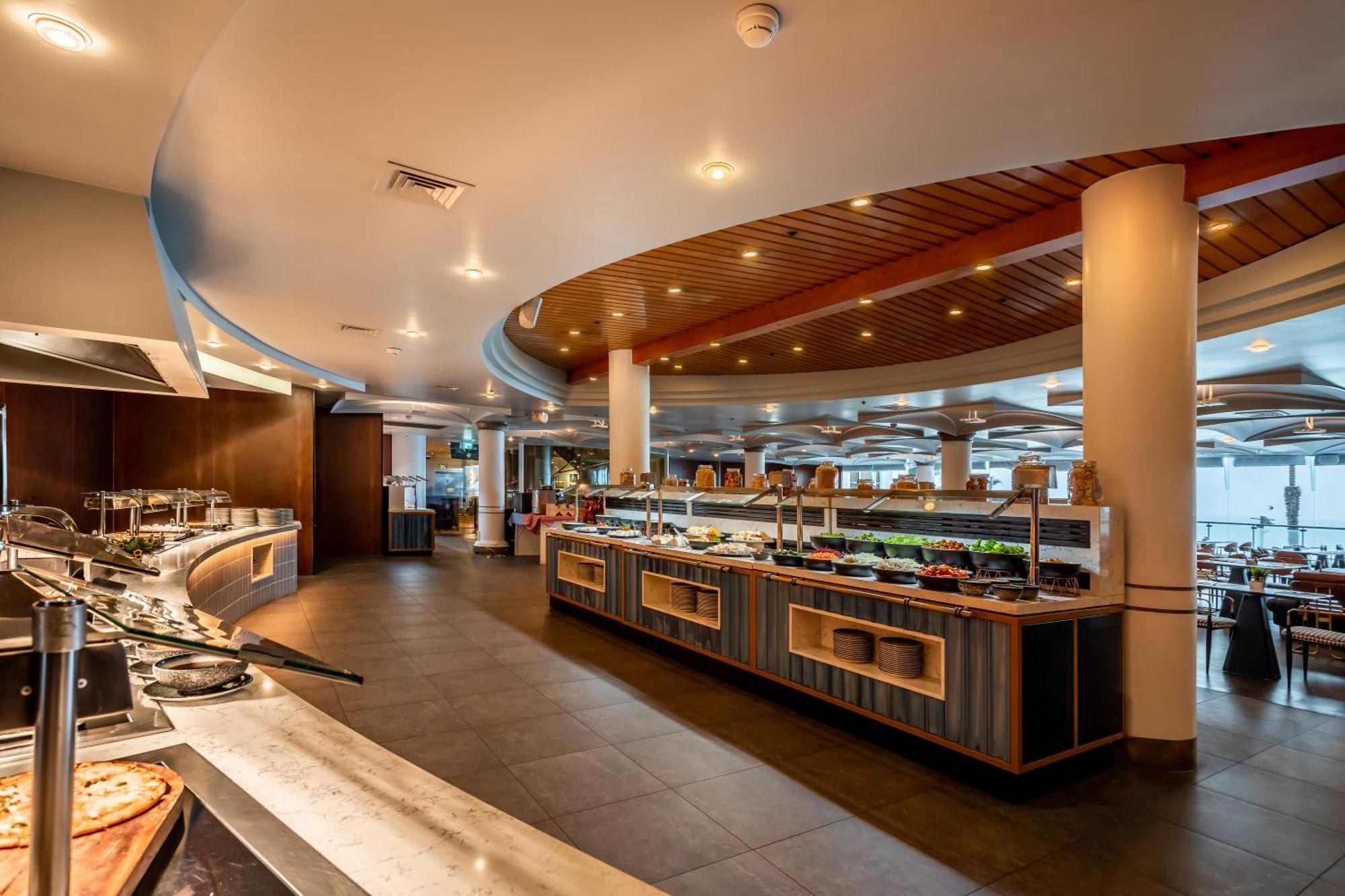Daniel Herzliya Hotel Esterno foto The buffet at the restaurant