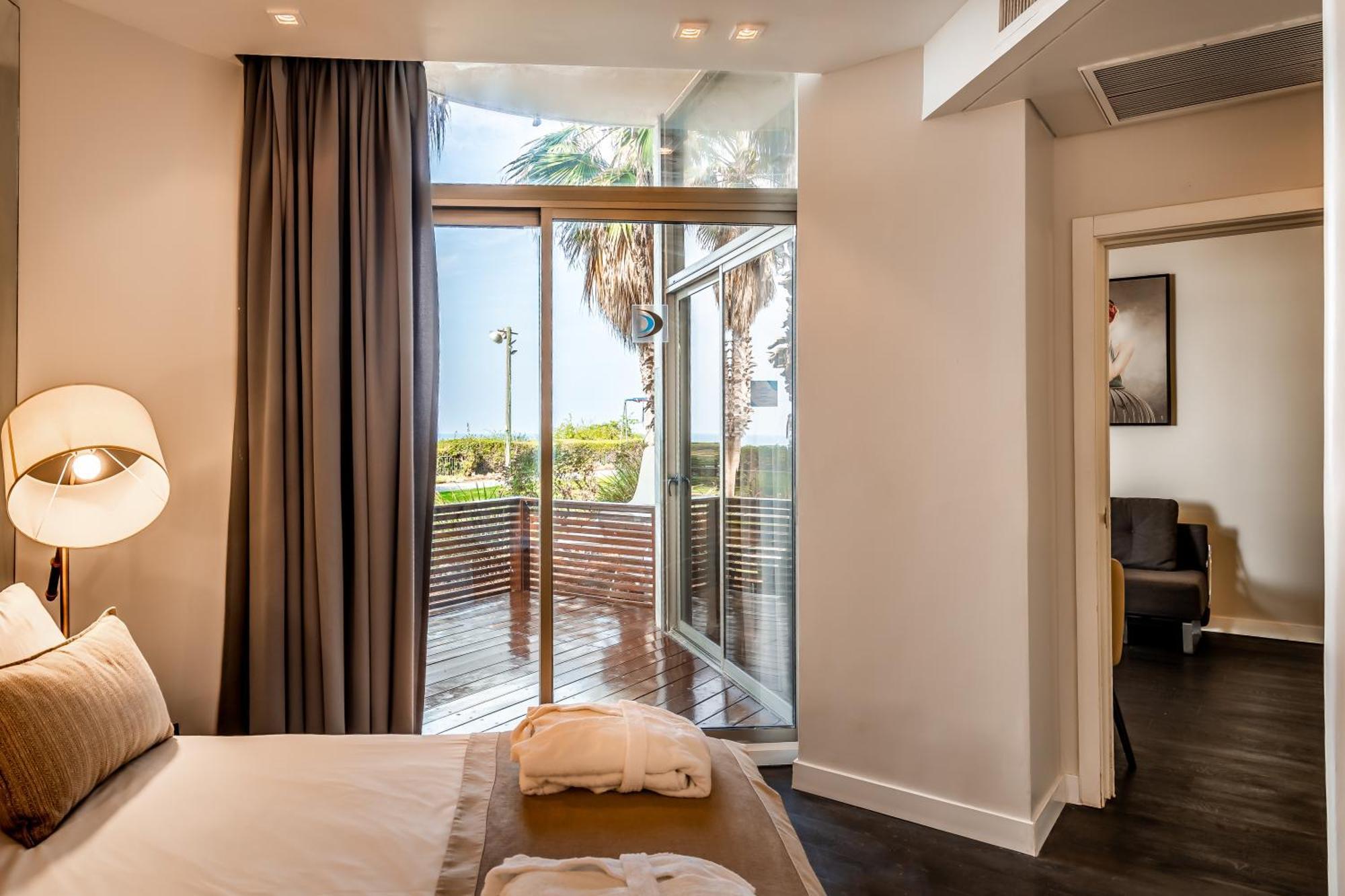 Daniel Herzliya Hotel Esterno foto A room at the hotel