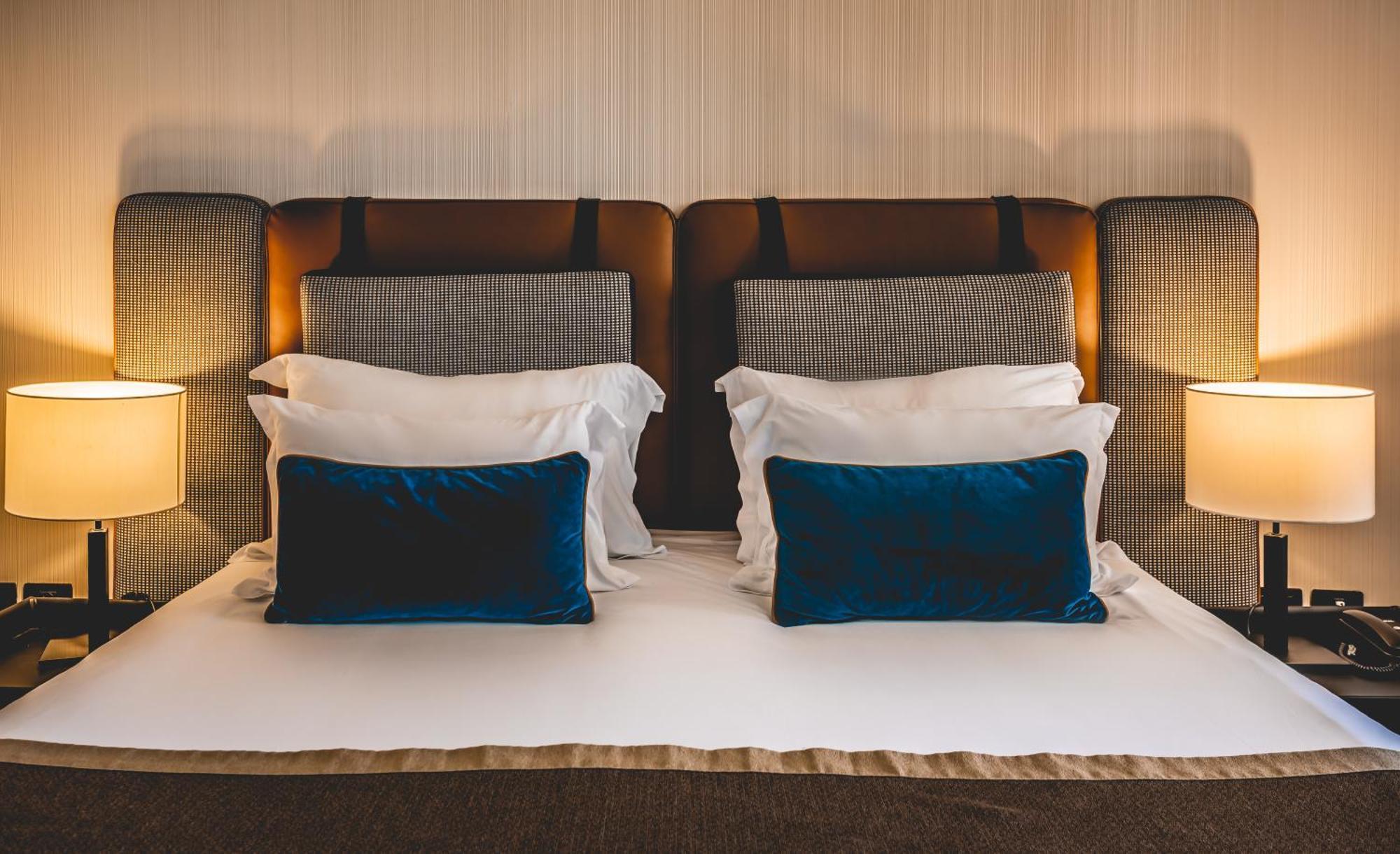 Daniel Herzliya Hotel Esterno foto A bed with two pillows