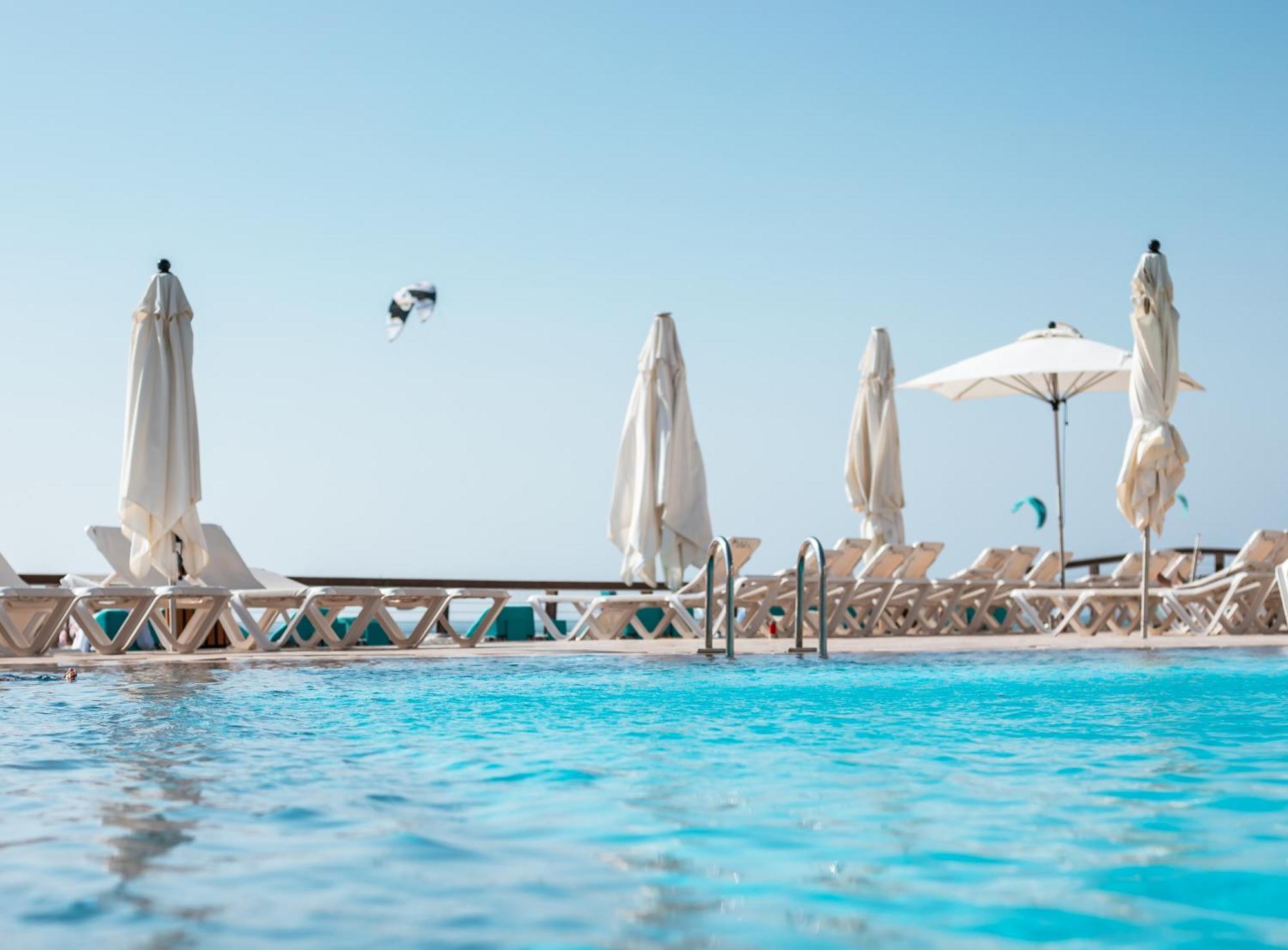 Daniel Herzliya Hotel Esterno foto A swimming pool
