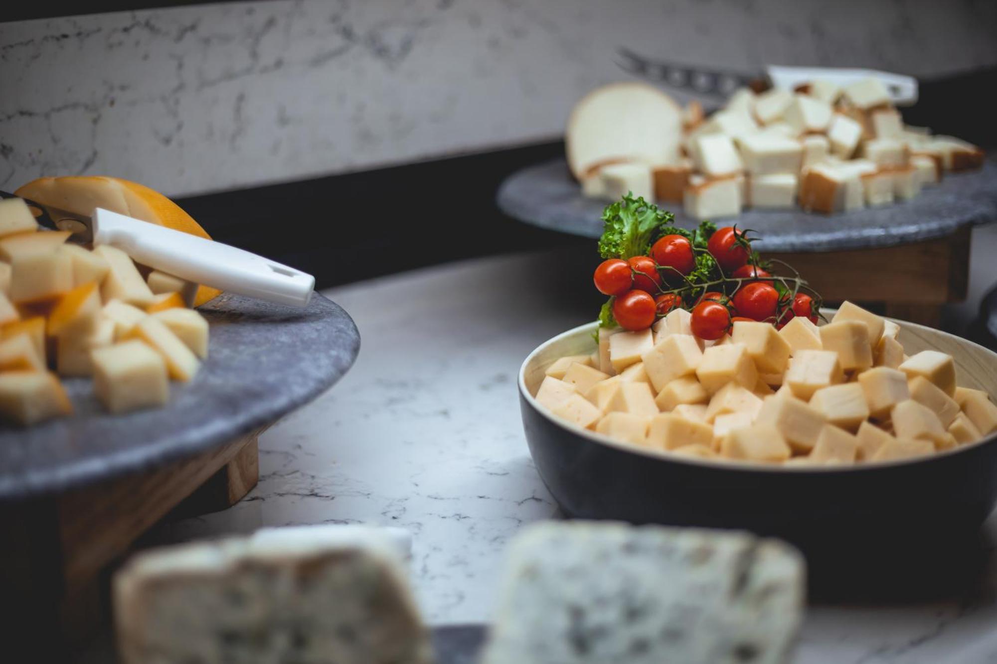 Daniel Herzliya Hotel Esterno foto Cheese at a buffet