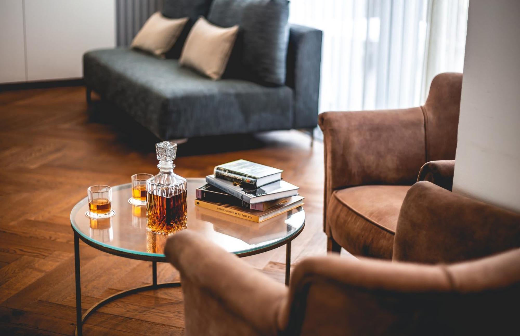 Daniel Herzliya Hotel Esterno foto A living room with a coffee table