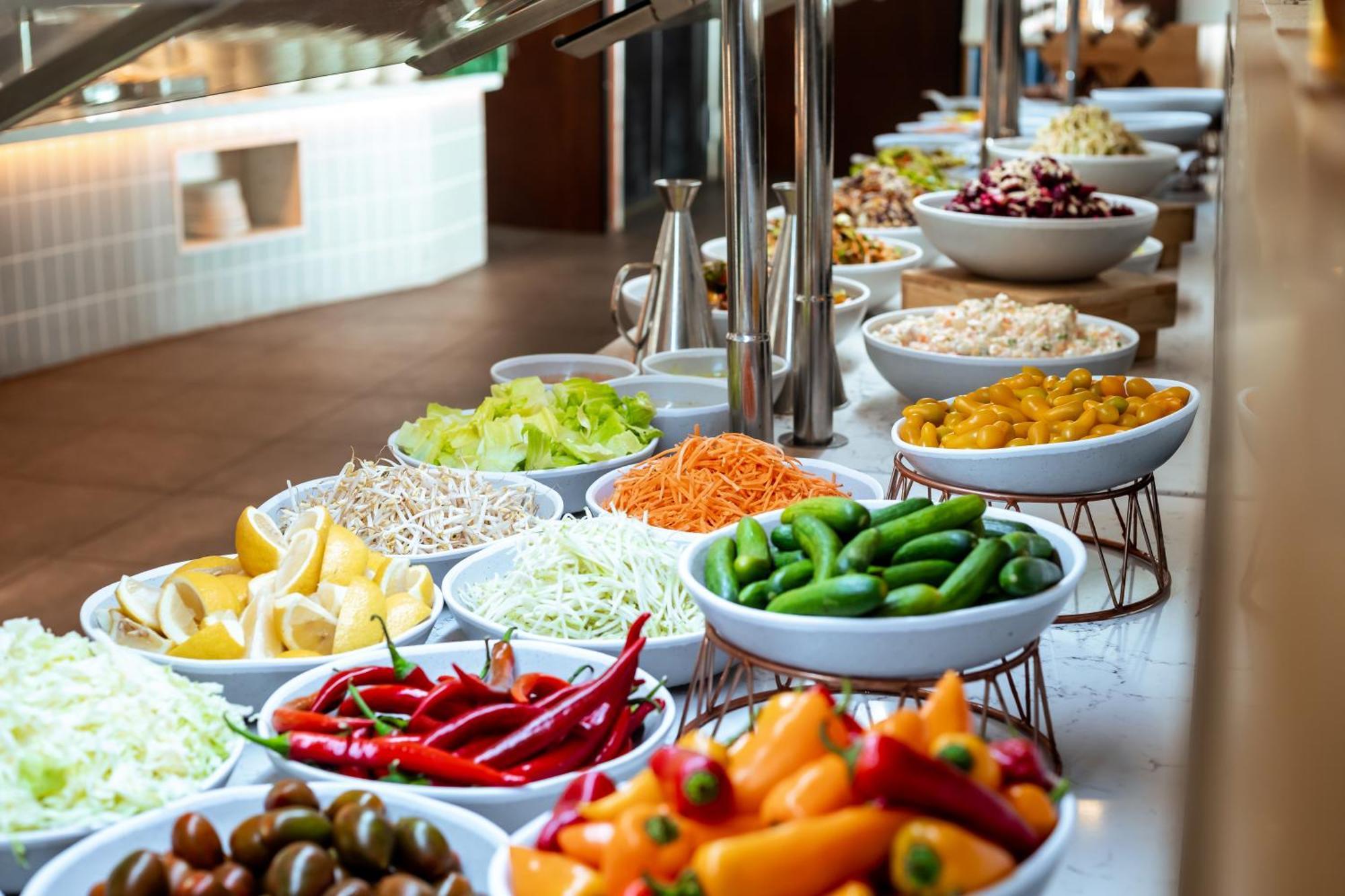 Daniel Herzliya Hotel Esterno foto A salad bar